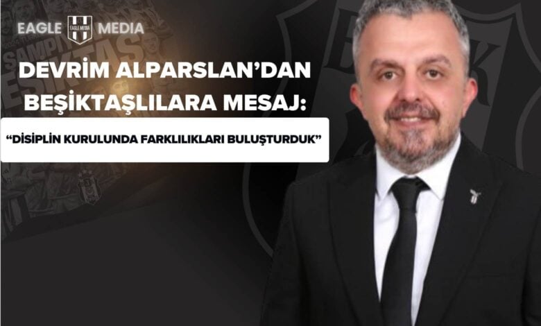 BJK Disiplin Kurulu Başkan Adayı Devrim Alparslan, siyah takım elbisesiyle poz verirken görülüyor. Arka planda Beşiktaş temalı görseller bulunuyor. Görsel, Alparslan’ın “Disiplin kurulunda farklılıkları buluşturduk” açıklamasıyla ilişkilidir.
