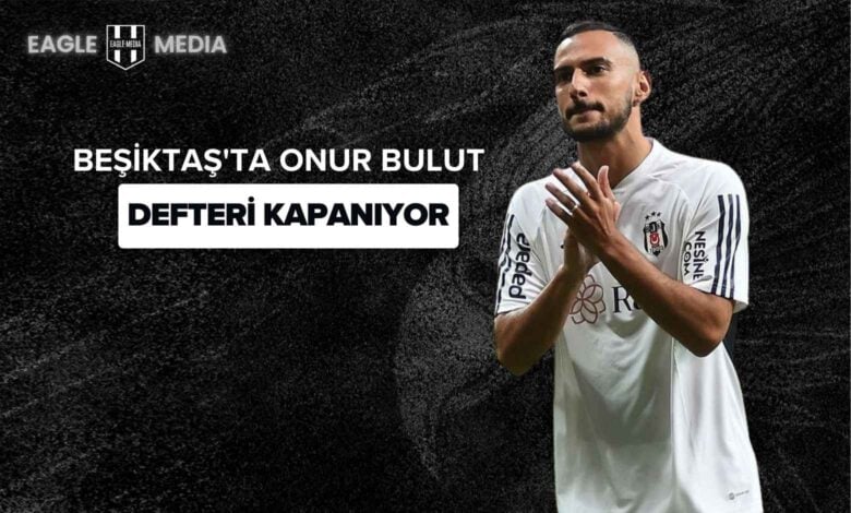 Beşiktaş formasıyla sırtı dönük şekilde görüntülenen Onur Bulut, sırtında 4 numaralı formasıyla maçta yer alıyor.