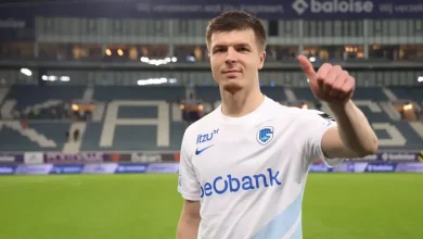 Genk forması giyen Jarne Steuckers saha içinde başparmağını kaldırıyor