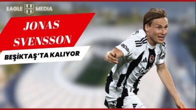 Beşiktaş formasıyla mücadele eden Norveçli sağ bek Jonas Svensson’un yer aldığı görsel; üzerinde “Jonas Svensson Beşiktaş’ta Kalıyor” ifadesi ve Eagle Media logosu bulunan siyah-beyaz temalı tasarım.