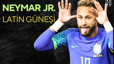 Neymar Jr., Brezilya Milli Takımı formasıyla sevincini kutlarken dil çıkararak ellerini kulaklarına götürüyor. Görsel, Neymar'ın futbol kariyerinin zirvesini, renkli kişiliğini ve Brezilya'daki ikonik rolünü yansıtıyor.