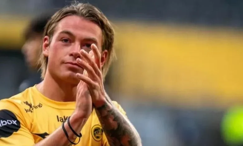 Göktürk Kısa'dan Patrick Berg Analizi 1 Beşiktaş’ın orta saha rotasyonunu yeniden yapılandırma planında adı öne çıkan isimlerden biri olan Patrick Berg, siyah-beyazlı camiada büyük bir beklenti yaratıyor. Eagle Media yorumcusu Göktürk Kısa, Norveçli oyuncunun profilini ve Beşiktaş’a olası katkılarını detaylı şekilde değerlendirdi. Patrick Berg, sarı Bodø/Glimt formasıyla bir maçın ardından alkışlarken odaklanmış ve sakin bir ifadeyle kameraya bakıyor.