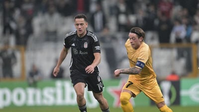 Beşiktaş – Bodø/Glimt maçında sarı formasıyla Patrick Berg, siyah-beyazlı oyuncuyla mücadele ediyor; Beşiktaş’ın transfer listesinde yer alan Norveçli orta saha oyuncusu sahada aksiyon halinde.