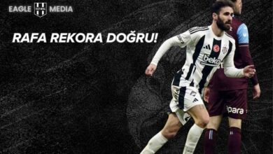 Siyah arka plan önünde Beşiktaş formasıyla koşan Rafa Silva gol sevinci yaşıyor. Üst bölümde “Rafa Rekora Doğru!” başlığı ve sol üstte Eagle Media logosu yer alıyor. Görsel, Portekizli oyuncunun sezon içindeki gol-asist katkısını vurguluyor.