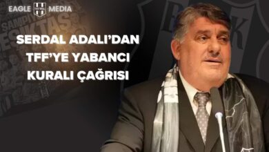 Mikrofon başında konuşan Beşiktaş Başkanı Serdal Adalı, siyah-beyazlı atkısı ve takım elbisesiyle görülüyor. Arka planda Beşiktaşlı futbolcuların yer aldığı bir görsel ve “Serdal Adalı’dan TFF’ye Yabancı Kuralı Çağrısı” başlığı yer alıyor.