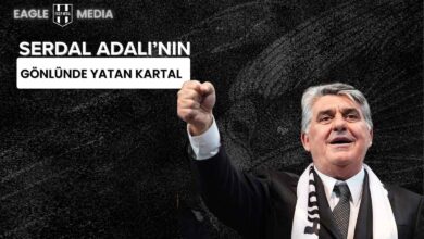 Siyah fon önünde takım elbise giymiş Serdal Adalı, yumruğunu havaya kaldırarak poz veriyor. Üzerinde Beşiktaş atkısı bulunuyor. Sol üstte “Serdal Adalı’nın Gönlünde Yatan Kartal” yazısı ve Eagle Media logosu yer alıyor.
