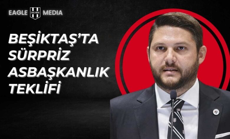 Beşiktaş'a asbaşkanlık teklifi götürülen iş insanı Serhan Çetinsaya, takım elbisesiyle kürsüde konuşma yaparken; arka planda siyah ve kırmızı grafik tasarım.