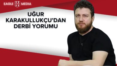 Uğur Karakullukçu, beyaz kırmızı zemin üzerine oturmuş şekilde siyah tişörtüyle kadrajda yer alıyor. Üstte “Uğur Karakullukçu’dan Derbi Yorumu” başlığı ve Eagle Media logosu yer almakta. Görsel, Beşiktaş-Fenerbahçe derbisiyle ilgili analiz içerikli bir yayına ait.