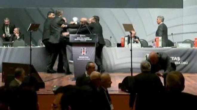 Mayıs Seçimlerinden Sonra Başkanın İlk Görevi: Yumruk 1 Beşiktaş camiası, hafta sonu gerçekleşen Olağan Divan Kurulu Toplantısı’nda yaşanan şok edici olaylarla sarsıldı. Divan Kurulu Başkanı Tevfik Yamantürk ile eski başkan ve yeni seçimlerde aday olması beklenen Hasan Arat arasında başlayan tartışma, kısa sürede fiziksel bir müdahaleye dönüştü. İddialara göre Yamantürk’ün koruması, Arat’a yumruk attı ve ortam tamamen kontrolden çıktı. Beşiktaş Divan Kurulu Toplantısı'nda yaşanan yumruklu kavga anı; kürsüde Tevfik Yamantürk ve Hasan Arat arasında yaşanan gerginlik güvenlik görevlilerince bastırılmaya çalışılıyor, sahnede karışıklık hakim.