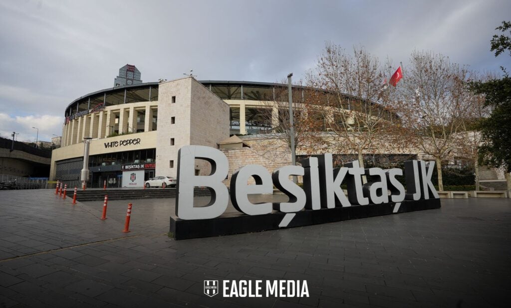 Beşiktaş Stadı Kaç Kişilik? Beşiktaş’ın evi Tüpraş Stadyumu, 42.445 kişilik kapasitesiyle Türkiye'nin en modern stadyumlarından biri olarak konumlanıyor.
