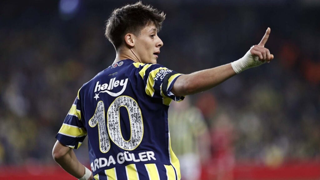 Arda Güler Kimdir? Kaç Yaşındadır? Kariyeri Nasıl Gidiyor? 4 Arda Güler kimdir? Türk futbolunun son yıllarda yetiştirdiği en yetenekli oyunculardan biridir. Fenerbahçe Kariyeri ve Parlayan Yıldız