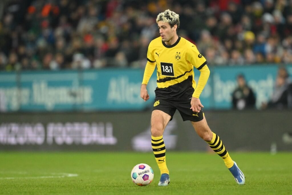Giovanni Reyna Kimdir? Kaç Yaşında? Hangi Pozisyonda Oynuyor? 6 Giovanni Reyna Kimdir? Amerikan vatandaşı profesyonel futbolcu; orta saha ve kanat pozisyonlarında görev alan, kariyerini Borussia Dortmund ve Amerika Birleşik Devletleri Millî Takımı’nda sürdüren bir spor insanıdır. Giovanni Reyna – Maç Başına Ortalama Katkılar (2024–25)