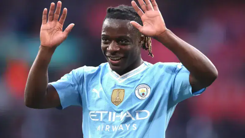 Jeremy Doku Kimdir? Kaç Yaşında? Hangi Pozisyonda Oynuyor? 3 Jeremy Doku Kimdir? Jeremy Doku, Belçika futbolunun parlayan yıldızlarından biri olarak kariyerine devam ediyor. Manchester City forması giyen 22 yaşındaki oyuncu, sol kanatta gösterdiği performansla futbol otoritelerinin takdirini kazanıyor. Hızı, dripling yeteneği ve yaratıcılığıyla öne çıkan Doku'nun kariyeri ve futbol hayatıyla ilgili tüm detayları sizler için araştırdık. Hazırsanız Jeremy Doku Kimdir? içeriğimize göz atalım. Jeremy Doku'nun Fiziksel Özellikleri Neler?