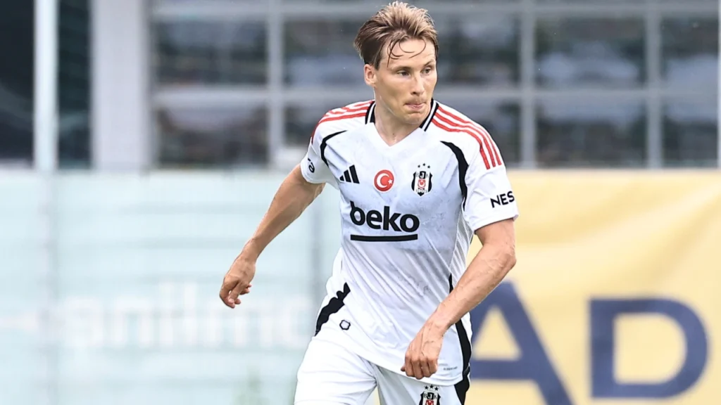 Svensson'a Külüp Bul Talimatı! 2 Bu kapsamda son olarak Jonas Svensson ile temas kuran Beşiktaş, tecrübeli futbolcudan kendisine kulüp bulmasını istedi. Kulüpten alınan bilgilere göre, Svensson’un yeni sezon planlamasında yer almadığı ve oyuncuya bu durumun açık şekilde iletildiği öğrenildi. Bu kapsamda son olarak Jonas Svensson ile temas kuran Beşiktaş, tecrübeli futbolcudan kendisine kulüp bulmasını istedi. Kulüpten alınan bilgilere göre, Svensson’un yeni sezon planlamasında yer almadığı ve oyuncuya bu durumun açık şekilde iletildiği öğrenildi.