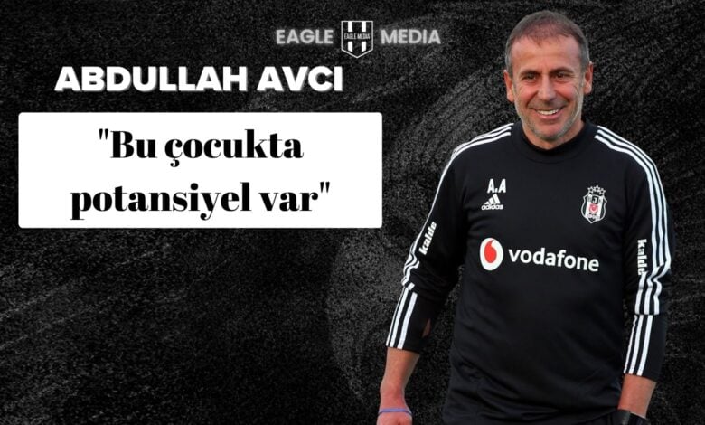Beşiktaş formasıyla poz veren teknik direktör Abdullah Avcı, genç futbolcu Mustafa Erhan Hekimoğlu hakkında “Bu çocukta potansiyel var” açıklamasında bulundu.