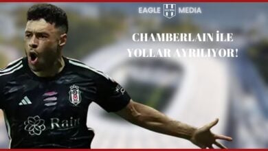 Beşiktaş formasıyla sevincini yaşayan Alex Oxlade-Chamberlain’in öne çıktığı görselde, üst kısımda “Chamberlain ile Yollar Ayrılıyor!” başlığı yer alıyor. Arka planda Beşiktaş Stadyumu flu şekilde görülüyor. Görsel, Beşiktaş’ın yüksek maaşlı oyuncularla yollarını ayırma sürecini simgeliyor.