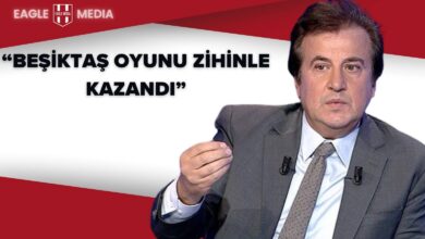 Eski futbolcu ve yorumcu Ali Gültiken, gri takım elbisesiyle bir televizyon stüdyosunda konuşma yaparken görülüyor. Arka planda Eagle Media logosu ve kırmızı-beyaz grafik zemin üzerine “Beşiktaş Oyunu Zihinle Kazandı” başlığı yer alıyor. Görsel, Beşiktaş’ın Fenerbahçe derbisindeki stratejik galibiyetine dair analiz içeriğini yansıtıyor.