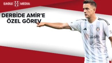 Beşiktaşlı futbolcu Amir Hadziahmetovic, beyaz formasıyla sağ eliyle yön gösteriyor. Görselde “Derbide Amir’e Özel Görev” yazısı yer alıyor.
