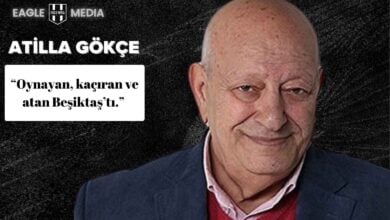 Gazeteci ve spor yazarı Atilla Gökçe, lacivert ceket, pembe gömlek ve kırmızı kazakla objektife gülümsüyor. Arka planda siyah doku üzerinde beyaz kutucuk içinde büyük puntolarla “Oynayan, kaçıran ve atan Beşiktaş’tı.” ifadesi yer alıyor. Görselin sol üst köşesinde Eagle Media logosu dikkat çekiyor. Bu görsel, Atilla Gökçe’nin Fenerbahçe–Beşiktaş derbisine ilişkin köşe yazısını temsil etmektedir.