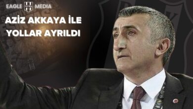 Beşiktaş BOA Kadın Basketbol Takımı'nın eski başantrenörü Aziz Akkaya, takım elbiseyle saha kenarında görülüyor. Arka planda Beşiktaş amblemi ve oyuncuların kolajı yer alırken, üstte büyük puntolarla “Aziz Akkaya ile Yollar Ayrıldı” başlığı dikkat çekiyor.