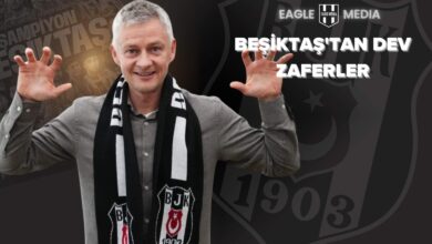 Beşiktaş atkısıyla poz veren teknik direktör Ole Gunnar Solskjaer, arka planda “2024 Turkcell Süper Kupa Şampiyonu Beşiktaş” görseliyle öne çıkıyor. Görselin sağ üst köşesinde “Beşiktaş’tan Dev Zaferler” yazısı yer almakta. Beşiktaş’ın 2024/25 sezonunda elde ettiği büyük maç galibiyetlerini temsil eden tanıtım görseli.