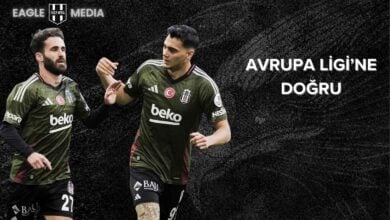 Beşiktaşlı futbolcular Adana Demirspor galibiyetinin ardından Avrupa Ligi hedefi için mücadeleye devam ediyor. Görselde Beşiktaş formasıyla gol sevinci yaşayan oyuncular takımın üçüncülük mücadelesindeki kararlılığını simgeliyor.