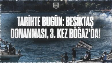 Beşiktaş taraftarları, 2021 şampiyonluk kutlamaları kapsamında İstanbul Boğazı’nda teknelerle yapılan donanma yürüyüşünde siyah-beyaz bayraklar ve meşalelerle kutlama yapıyor.