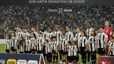 Beşiktaş futbolcuları ve minik taraftarlar, maç öncesi seremoni sırasında stadyumda dizilmiş halde. Siyah beyazlılar, Süper Lig’de üçüncülük hedefiyle son haftaya hazırlanıyor.