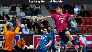 Beşiktaş Hentbol oyuncusu, HDI Sigorta Türkiye Kupası yarı finalinde Depsaş Enerji karşısında smaç atışı yaparken; kaleci müdahaleye hazırlanıyor. Arka planda tribündeki taraftarlar mücadeleyi takip ediyor.
