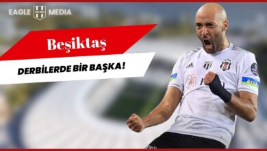 Beşiktaş formasıyla coşkuyla sevinen bir futbolcu, yumruğunu sıkarak gol sevincini yaşıyor. Arka planda stadyum flu şekilde görülürken, üstte “Beşiktaş Derbilerde Bir Başka!” yazısı ve Eagle Media logosu yer alıyor.
