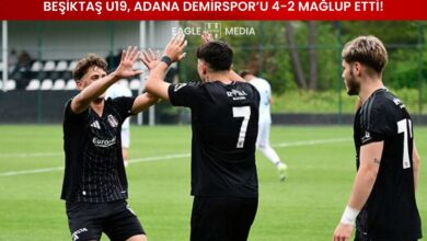 Beşiktaş U19 Takımı oyuncuları, Adana Demirspor karşısında attıkları goller sonrası saha içinde sevinç yaşıyor. Siyah formalarıyla öne çıkan üç oyuncu, maç sonunda galibiyetin coşkusunu paylaşıyor. Üstte “Beşiktaş U19, Adana Demirspor’u 4-2 Mağlup Etti!” başlığı yer alıyor.