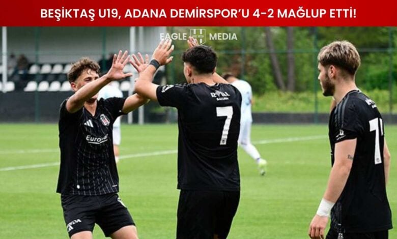 Beşiktaş U19 Takımı oyuncuları, Adana Demirspor karşısında attıkları goller sonrası saha içinde sevinç yaşıyor. Siyah formalarıyla öne çıkan üç oyuncu, maç sonunda galibiyetin coşkusunu paylaşıyor. Üstte “Beşiktaş U19, Adana Demirspor’u 4-2 Mağlup Etti!” başlığı yer alıyor.