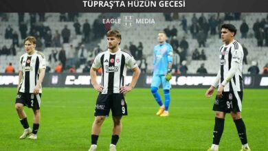 Beşiktaşlı futbolcular, Rizespor yenilgisi sonrası Tüpraş Stadyumu'nda üzgün bir şekilde sahada beklerken; arka planda tribünlerdeki sessizlik ve hüzün dikkat çekiyor.