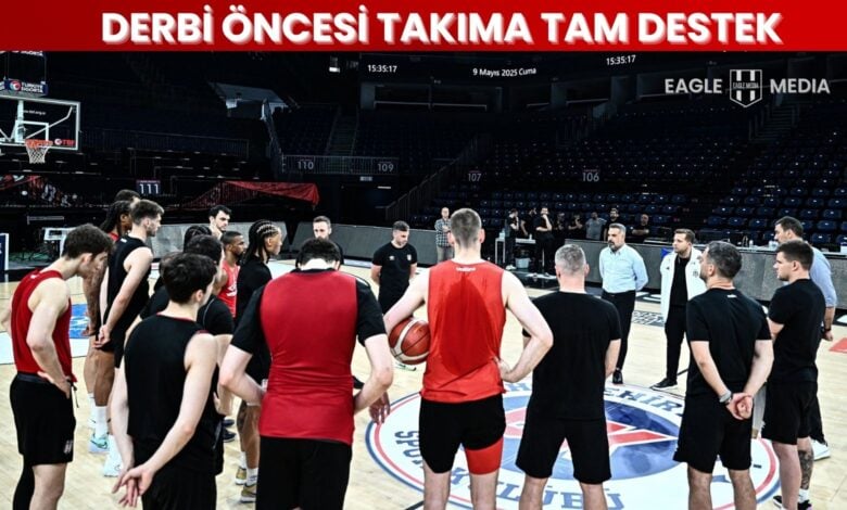 Beşiktaş JK yöneticileri Özkan Arseven ve Ali Berke Tükenmez, Sinan Erdem Spor Salonu’nda Beşiktaş Fibabanka basketbol takımının antrenmanını ziyaret ederken oyuncularla saha ortasında toplantı yapıyor.