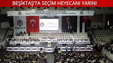 Beşiktaş Jimnastik Kulübü’nün genel kurul salonu; sahnede başkan adayları ve yönetim kurulu üyeleri otururken, salonda yoğun katılım var. Üst kısımda “Beşiktaş’ta Seçim Heyecanı Yarın!” başlığı yer alıyor.
