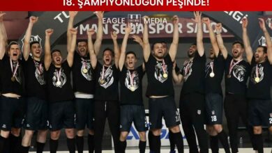 Beşiktaş Hentbol Takımı oyuncuları, Süleyman Seba Spor Salonu’nda kupayı havaya kaldırırken büyük bir sevinç yaşıyor; üst kısımda “18. Şampiyonluğun Peşinde” yazısıyla 2025 final serisine dair temsili görsel.