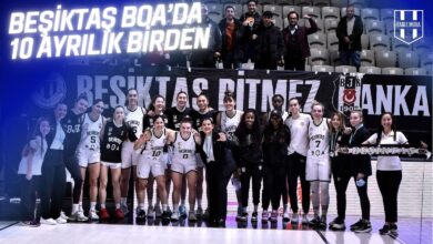Beşiktaş BOA Kadın Basketbol Takımı oyuncuları ve teknik ekip maç sonrası toplu hatıra fotoğrafı çektiriyor. Üzerinde “Beşiktaş Bitmez” yazılı pankart önünde poz veren takım, yeni sezon öncesinde 10 oyuncuyla vedalaştı.