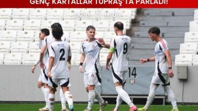 Tüpraş Stadyumu’nda oynanan Elit A Ligi maçında Beşiktaş U-19 Takımı’ndan genç futbolcular attıkları gol sonrası sevinç yaşıyor; üst kısımda “Genç Kartallar Tüpraş’ta Parladı!” başlığı yer alıyor.