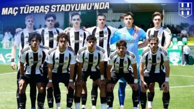 Beşiktaş U19 futbol takımı, Ankaragücü U19 maçı öncesinde saha içinde toplu halde hatıra fotoğrafı çektiriyor. Siyah-beyazlı genç oyuncular, Tüpraş Stadyumu'ndaki kritik mücadele için hazır.