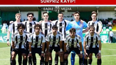 Beşiktaş U19 Takımı futbolcuları, Sipay Bodrum FK maçı öncesi takım fotoğrafı için poz veriyor. Arka planda tribünler, üst kısımda ise kırmızı bant üzerinde “Sürpriz Kayıp!” başlığı dikkat çekiyor. Görsel, Beşiktaş U19’un deplasmandaki mağlubiyetini vurguluyor.