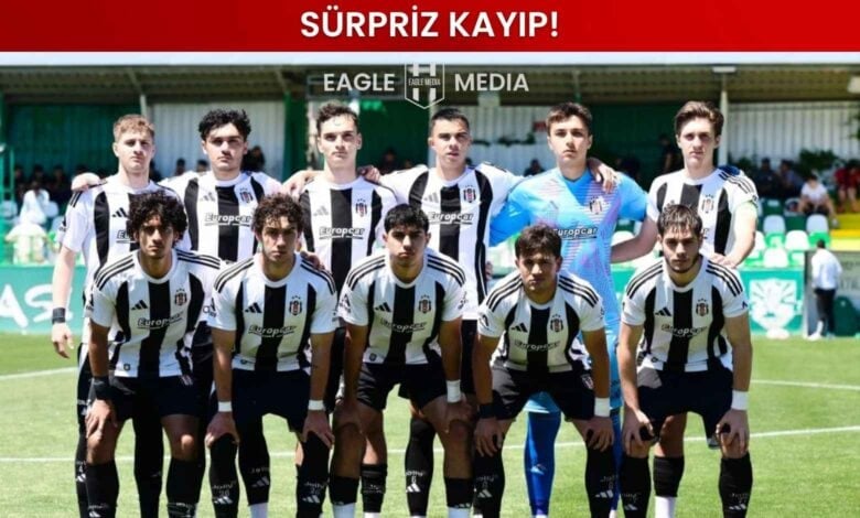 Beşiktaş U19 Takımı futbolcuları, Sipay Bodrum FK maçı öncesi takım fotoğrafı için poz veriyor. Arka planda tribünler, üst kısımda ise kırmızı bant üzerinde “Sürpriz Kayıp!” başlığı dikkat çekiyor. Görsel, Beşiktaş U19’un deplasmandaki mağlubiyetini vurguluyor.