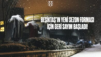 Karlı bir gecede Beşiktaş Stadyumu önünde, karla kaplı mankenler üzerinde sergilenen Beşiktaş formaları; yeni sezon tanıtımı öncesi dramatik bir atmosferde görselleştirilmiş.