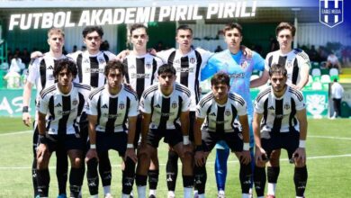 Beşiktaş U-19 futbol takımı sahada maç öncesi toplu fotoğraf çektiriyor. Oyuncular siyah-beyaz çubuklu formalarıyla dizilmişken üst kısımda “Futbol Akademi Pırıl Pırıl!” yazısı ve sağ üstte Eagle Media logosu yer almakta.
