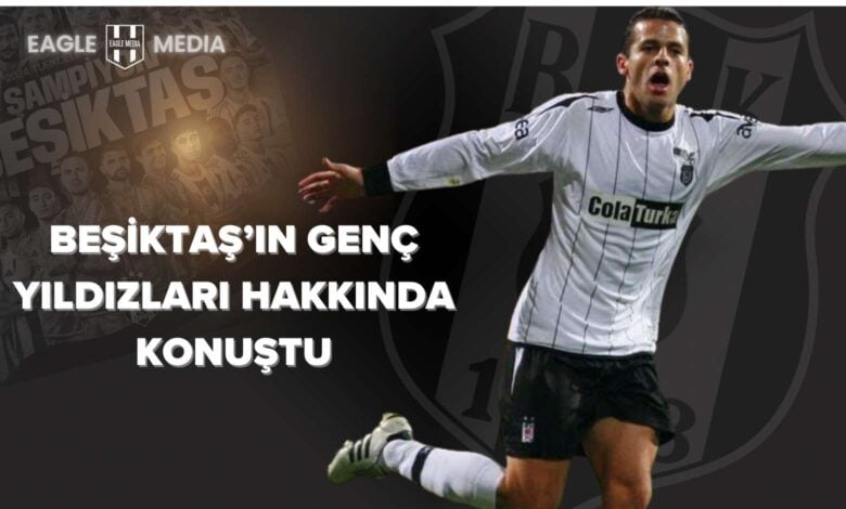 Beşiktaş formasıyla gol sevincini yaşayan Bobo, genç futbolcular hakkında konuştu. Görselde Bobo kollarını açmış, beyaz formasıyla kutlama yapıyor.