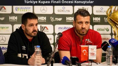 Beşiktaş Hentbol Başantrenörü Oliver Roy Camino (solda) ve takım kaptanı Ozan Arifoğlu (sağda), Türkiye Kupası finali öncesi basın toplantısında mikrofonların karşısında açıklama yapıyor. Arka planda sponsorluk panosu, masada THF ve Türk bayrakları bulunuyor.