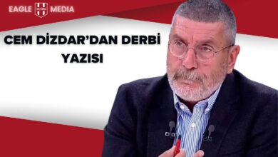 Cem Dizdar, televizyon stüdyosunda koyu renk ceket ve çizgili gömleğiyle ciddi bir ifadeyle analiz yaparken görülüyor. Elinde kırmızı kalem tutan yorumcunun yanında “Cem Dizdar’dan Derbi Yazısı” ifadesi yer alıyor. Arka planda kırmızı-beyaz zemin ve üst bölümde Eagle Media logosu yer almakta. Görsel, Fenerbahçe–Beşiktaş derbisini değerlendiren analiz haberini temsil ediyor.