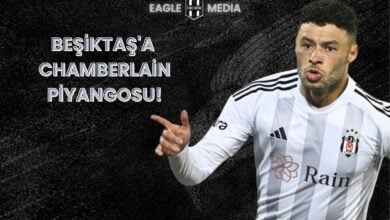 Beşiktaş formasıyla poz veren Alex Oxlade-Chamberlain, Valencia’nın transfer listesinde yer alıyor. Arka planda Türk bayrağı, Atatürk portresi ve Beşiktaş bayrağı görülüyor.