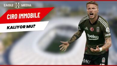 Beşiktaş formasıyla Ciro Immobile, Vodafone Park arka planında hırslı bir şekilde gol sevinci yaşarken görülüyor. Görselde “Ciro Immobile Kalıyor mu?” başlığı yer almakta. İtalyan golcünün Beşiktaş’taki geleceğiyle ilgili belirsizlik vurgulanıyor.