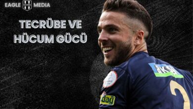 Claudio Winck, 2024/2025 Süper Lig sezonunda Kasımpaşa formasıyla oynarken, yüzünde gülümsemeyle saha kenarında; arka planda "Tecrübe ve Hücum Gücü" yazısı ve Eagle Media logosu.