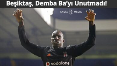 Siyah-beyazlı formayla Beşiktaş taraftarlarını selamlayan Demba Ba, ellerini havaya kaldırarak kutlama yaparken görüntüleniyor. Kulüp, doğum günü vesilesiyle efsane futbolcusunu andı.
